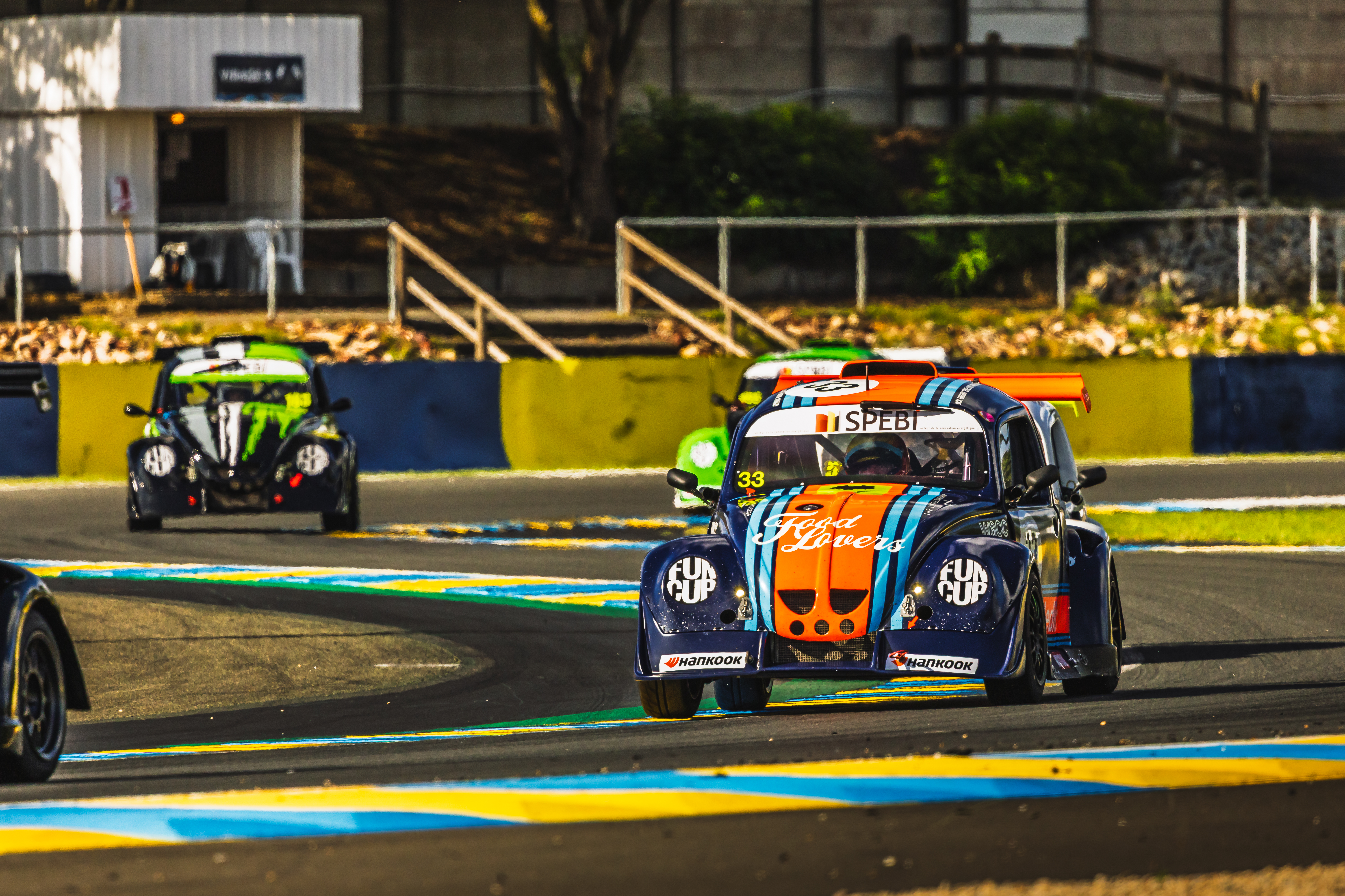 Passage de relais au stand lors d'une course d'endurance au Mans