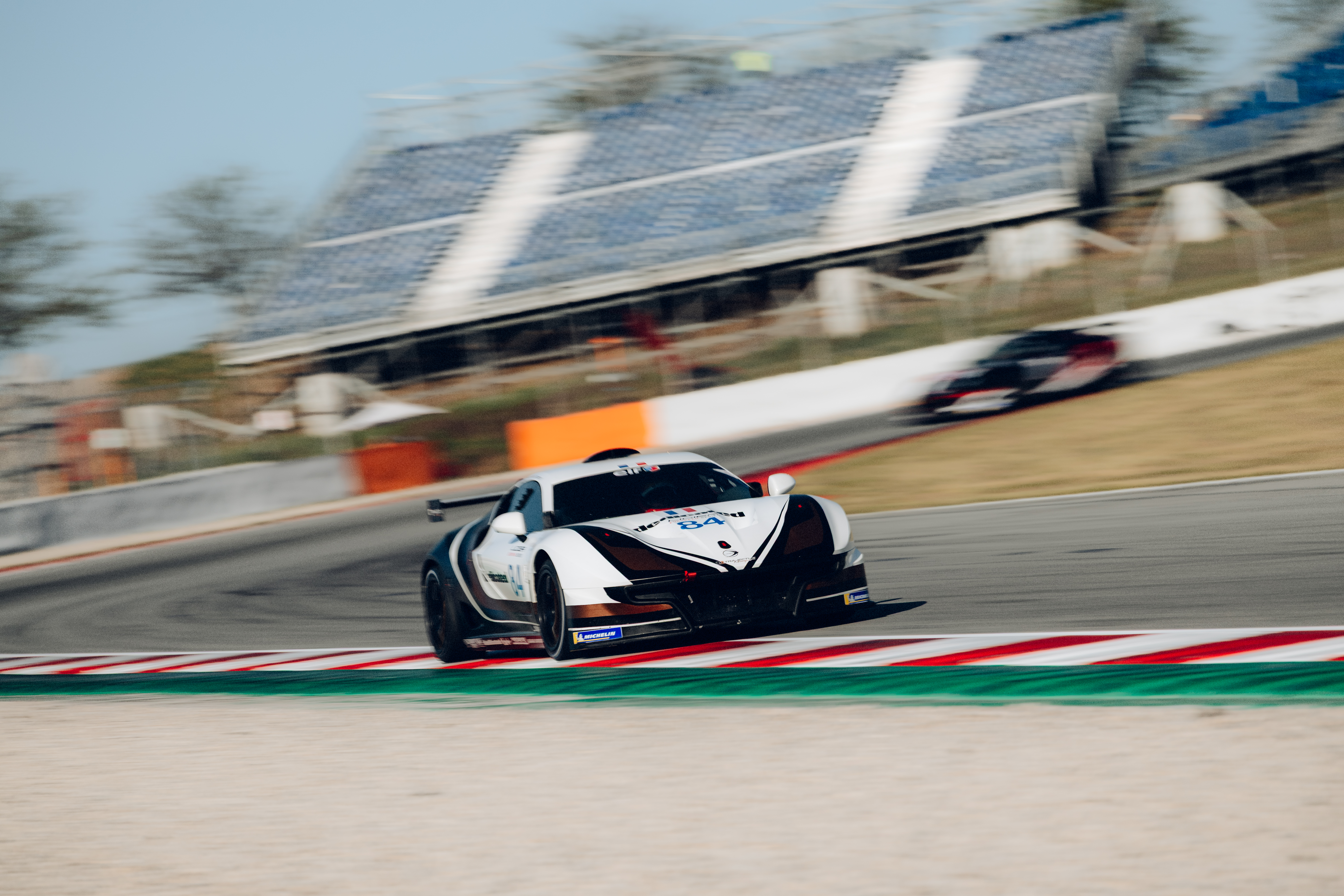 La Ligier de Jack Tabery lancée à pleine vitesse sur le circuit