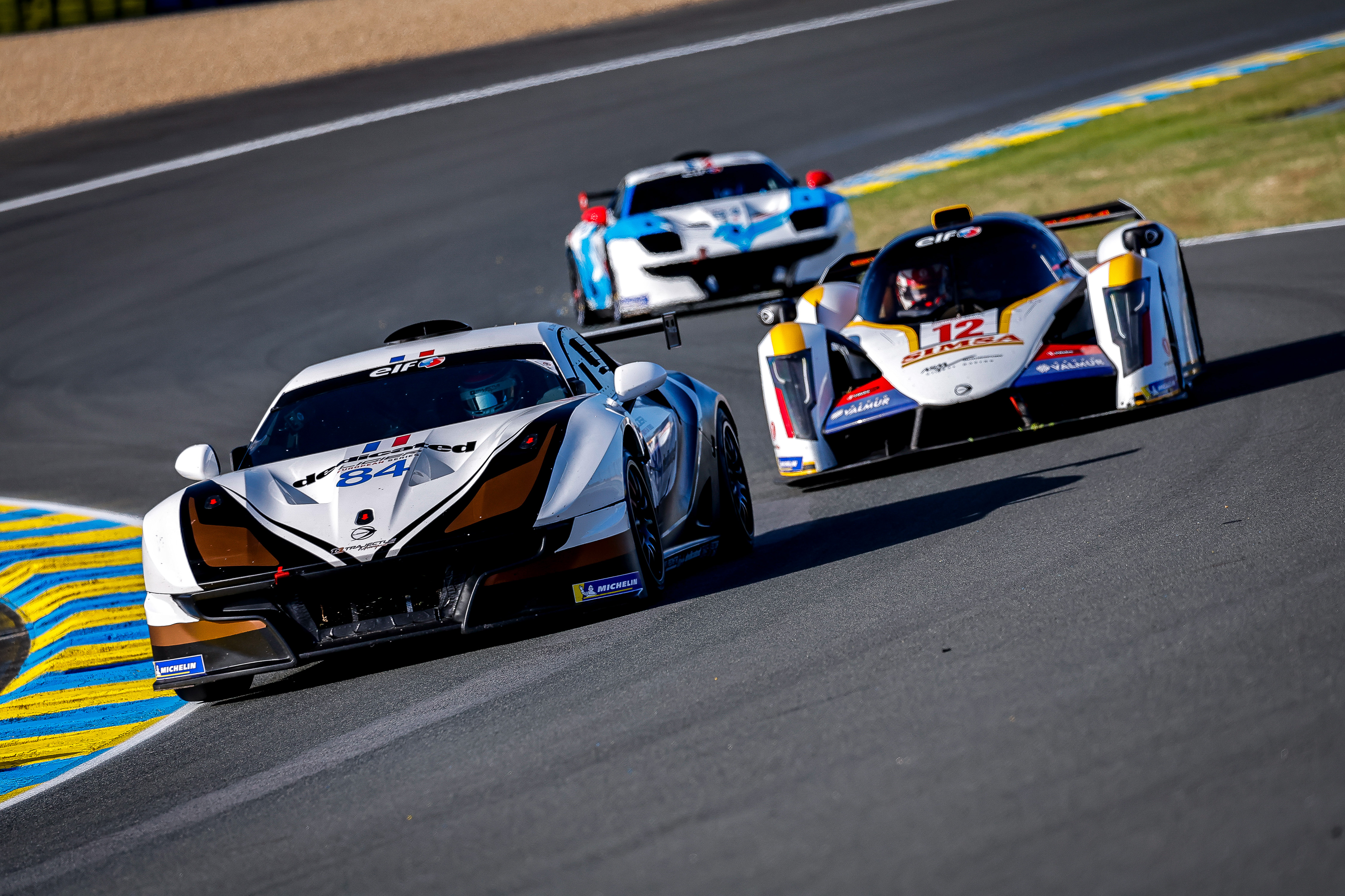 Bataille en piste lors d'un meeting d'endurance